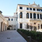 Barco Teatro in Villa Tron è una dimora storica situata a Padova, che risale al periodo rinascimentale. Originariamente una residenza aristocratica, la villa è stata restaurata e adattata per ospitare un teatro, il Barco Teatro. Questo spazio conserva l'eleganza e la raffinatezza dell'architettura classica, mantenendo i dettagli storici come affreschi, stucchi e ampi saloni.