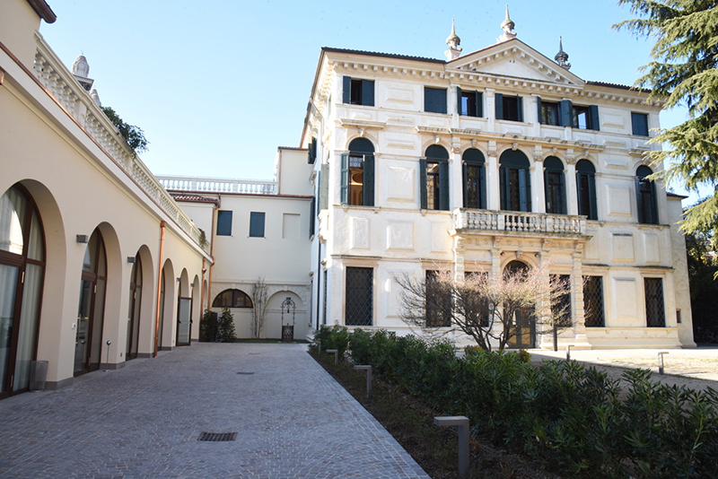 Barco Teatro - Villa Tron Padova 3 Barco Teatro in Villa Tron è una dimora storica situata a Padova, che risale al periodo rinascimentale. Originariamente una residenza aristocratica, la villa è stata restaurata e adattata per ospitare un teatro, il Barco Teatro. Questo spazio conserva l'eleganza e la raffinatezza dell'architettura classica, mantenendo i dettagli storici come affreschi, stucchi e ampi saloni.